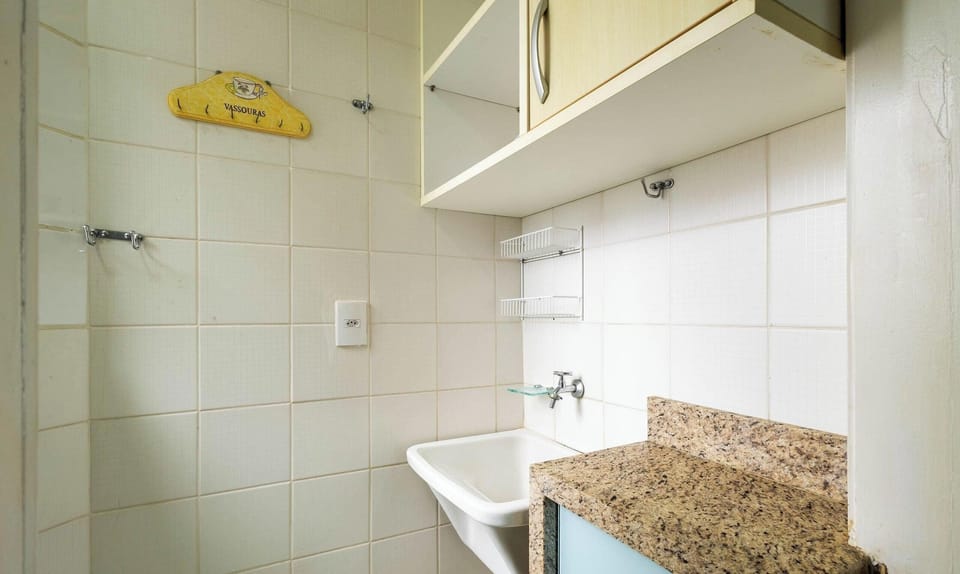 Basic Apartment | Bathroom | Shower