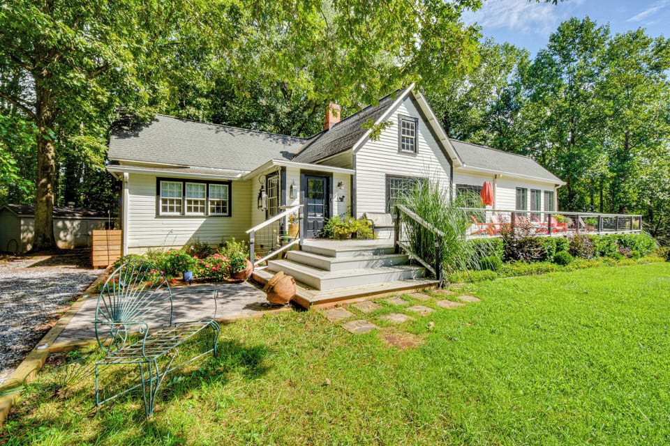 House Exterior | 30-Acre Property | Parking | Driveway (3 Vehicles)
