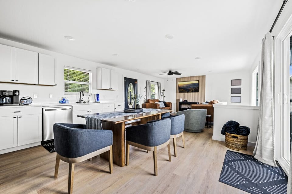 Cozy dining room to enjoy a family dinner