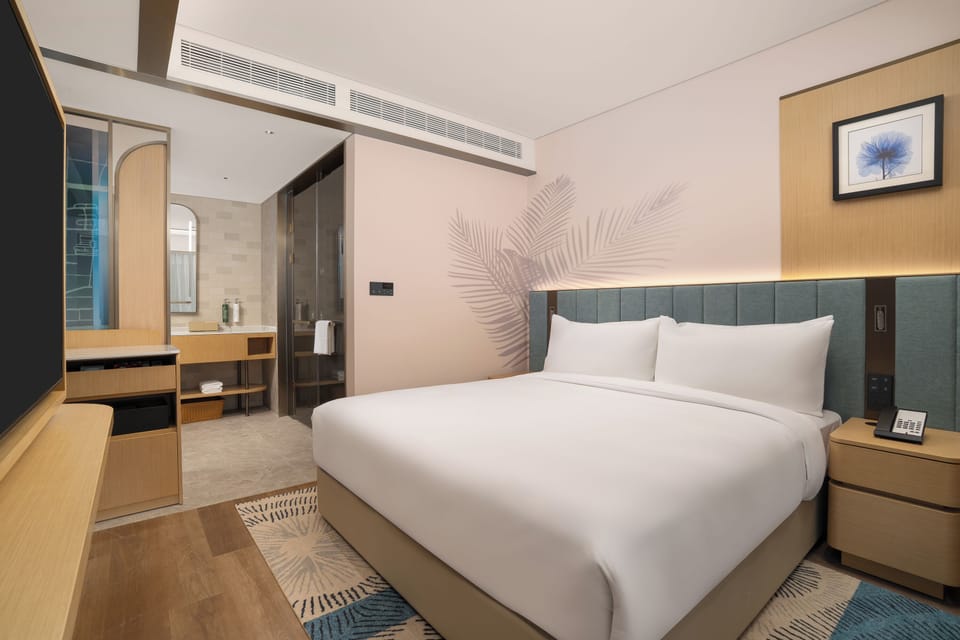 Comfort Room, 1 King Bed with Sofa bed | Premium bedding, down comforters, free minibar items, in-room safe