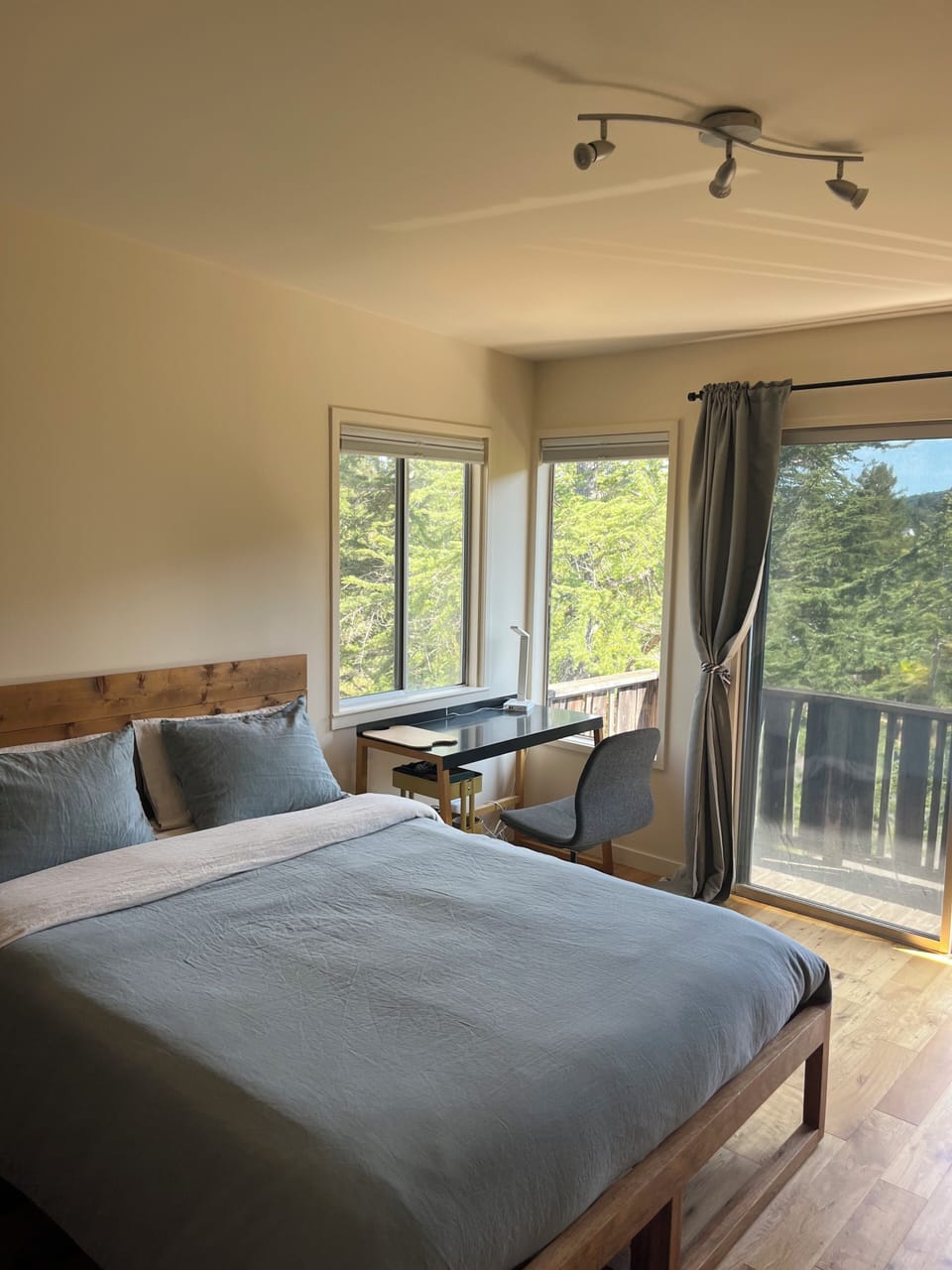 Bedroom 2 - Queen Bed