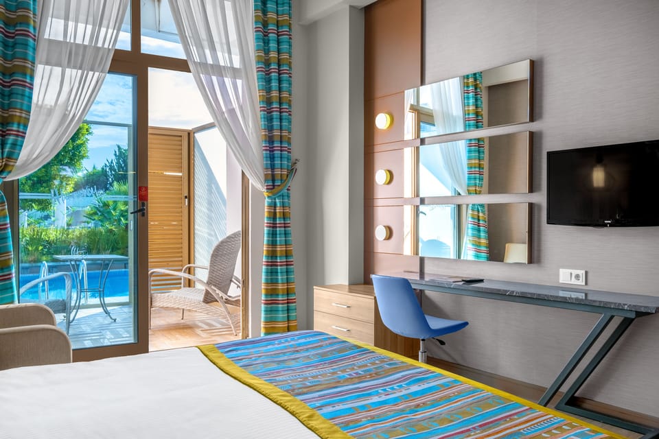 Swim Up Family Dublex | Minibar, in-room safe, desk, soundproofing