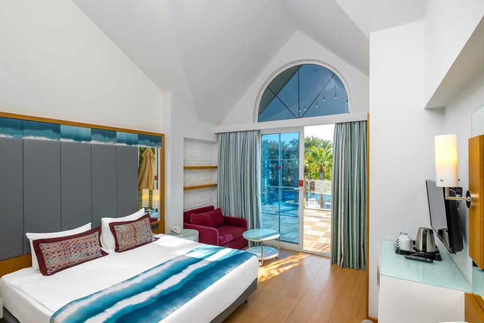 Villa Suite Second Floor | Minibar, in-room safe, desk, soundproofing