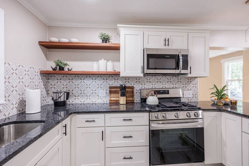 Full Kitchen with all appliances and small sitting area with stools