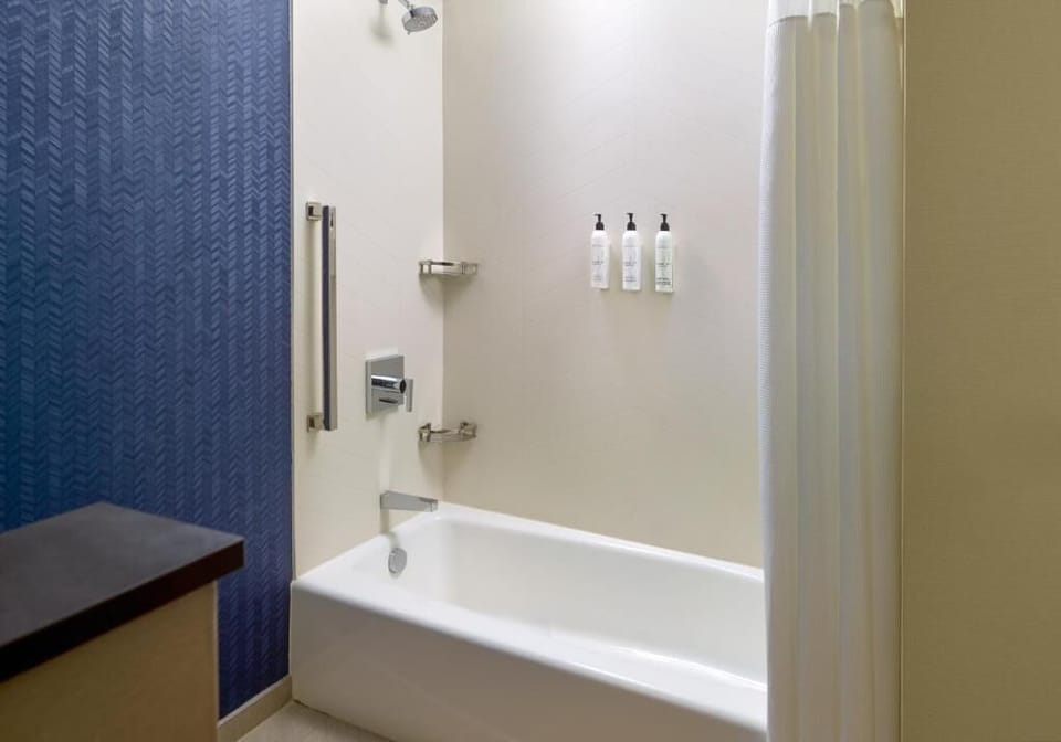 Combined shower/tub, towels
