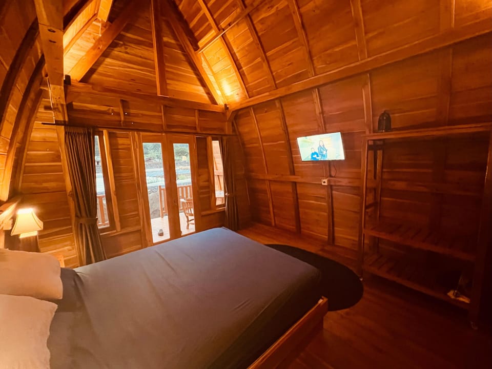 Standard Cabin, Balcony, Mountain View | Desk, free WiFi