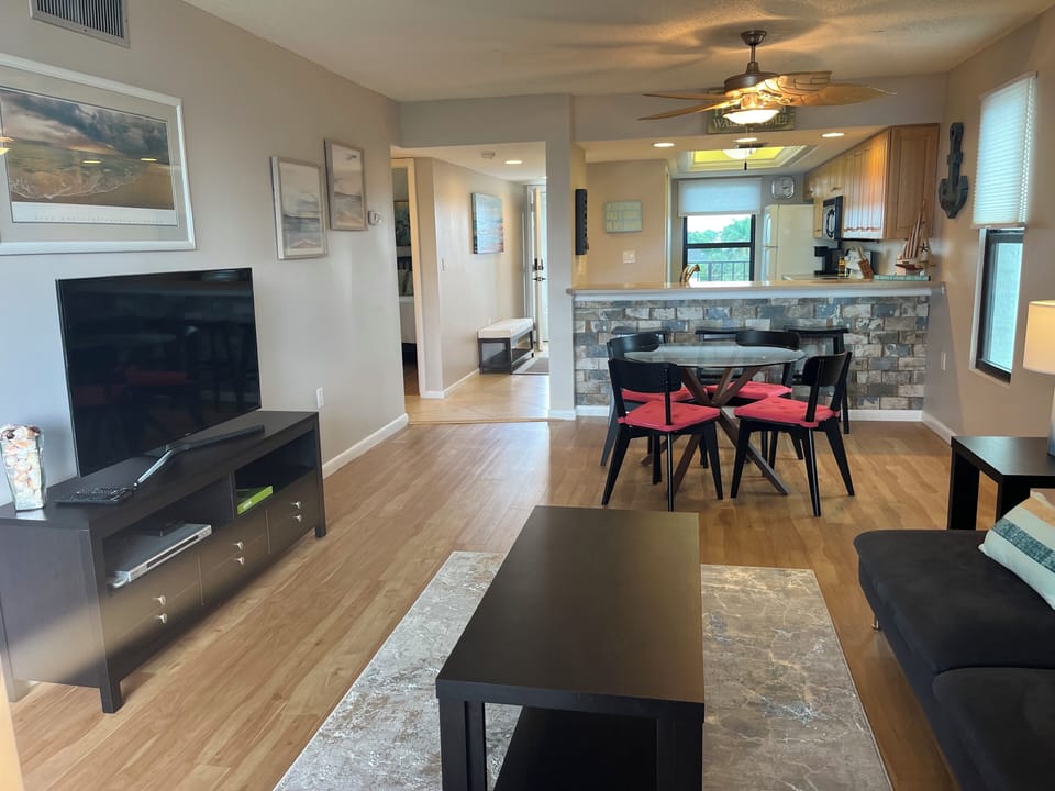 Living to kitchen and entrance hallway