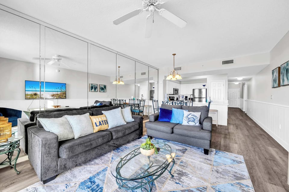 Plush Seating for up to 6, Additional Seating at the Breakfast Bar!