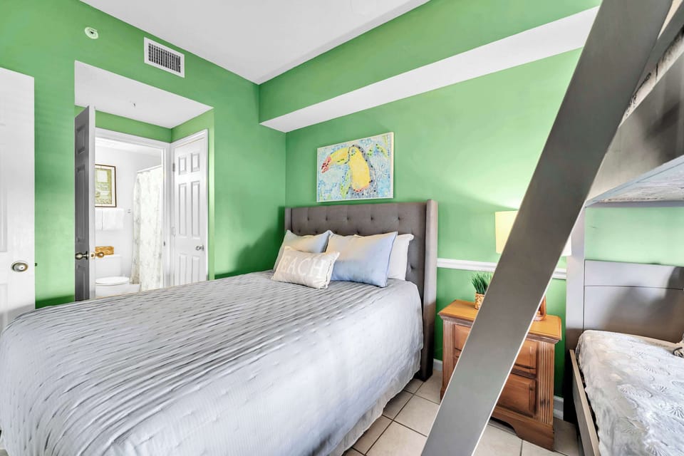 Guest Bedroom with 1 Queen and 1 Twin/Twin Bunk