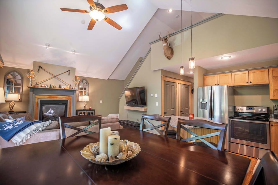 Dining table with seating for 6, and an additional 4 barstools at the kitchen island
