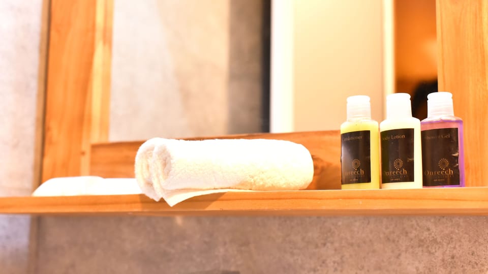 Shower, rainfall showerhead, free toiletries, hair dryer