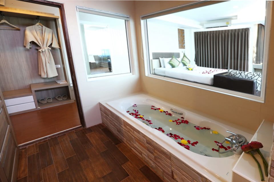 Deluxe Room, 1 Bedroom | Bathroom | Shower, free toiletries, hair dryer, towels