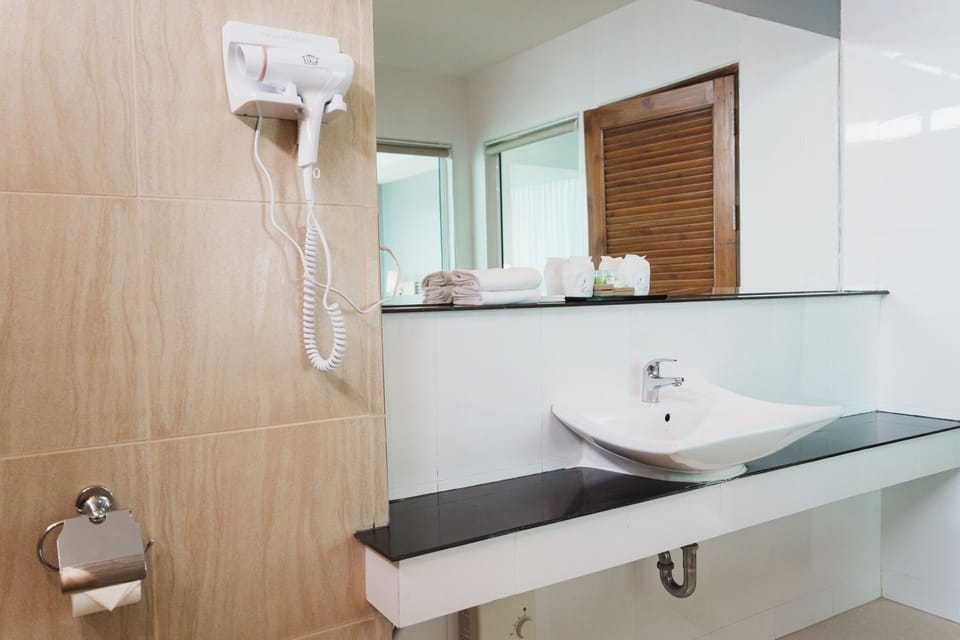 Deluxe Room, 1 Bedroom | Desk, blackout drapes, wheelchair access