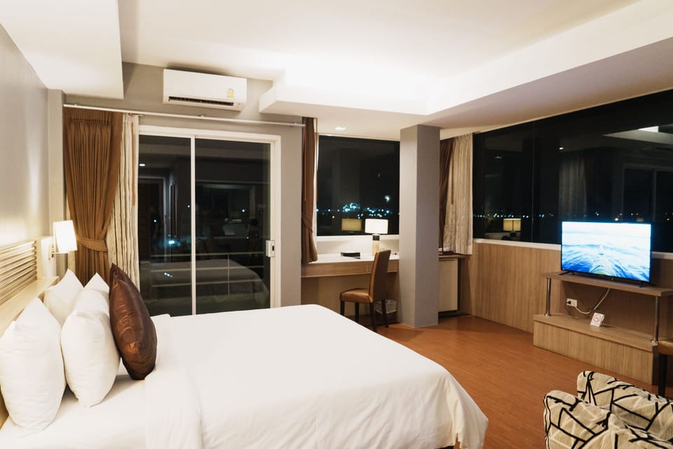 Deluxe Room, 1 Bedroom | Desk, blackout drapes, wheelchair access