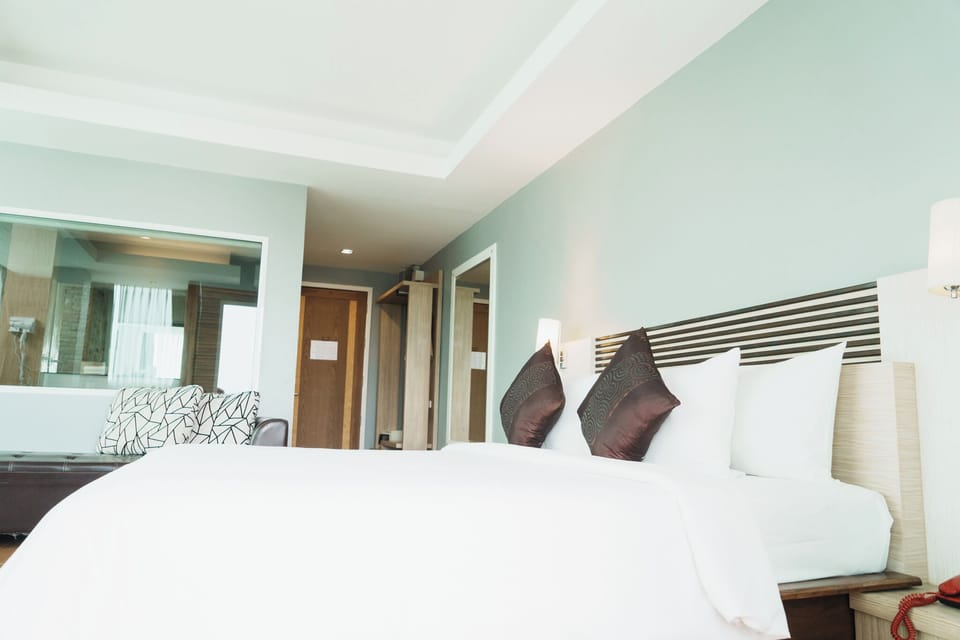 Deluxe Room, 1 Bedroom | Desk, blackout drapes, wheelchair access