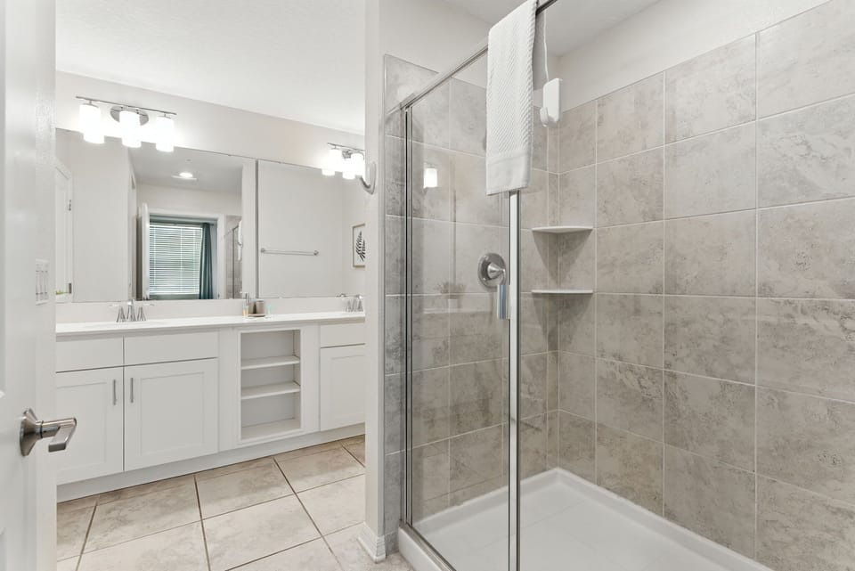 Master suite bathroom