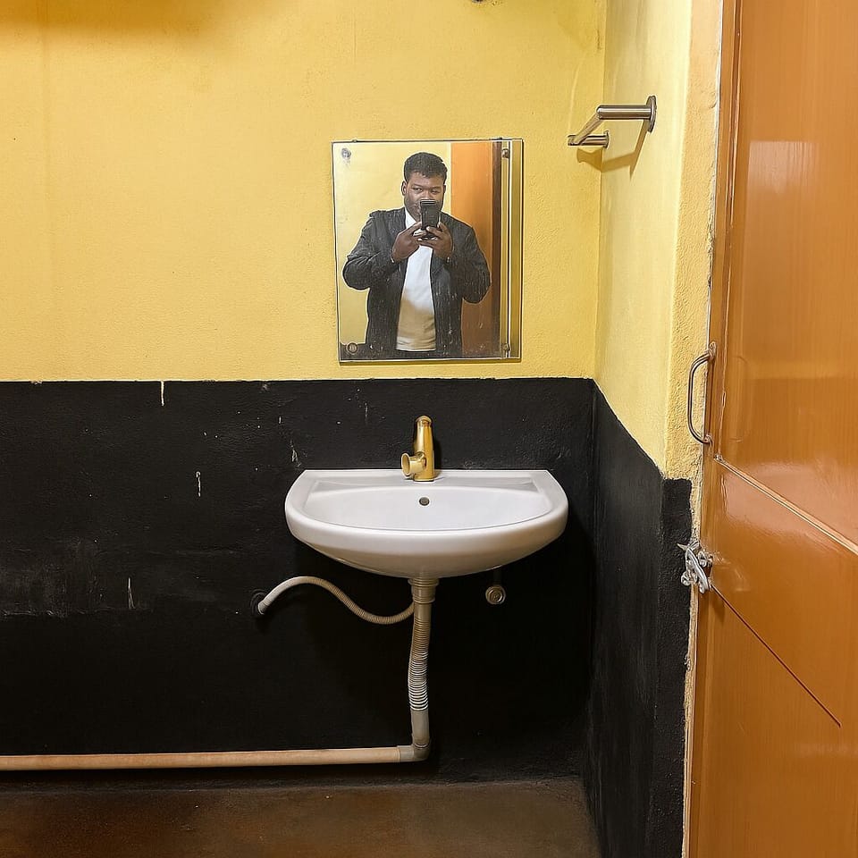Deluxe Room | Bathroom | Free toiletries, towels, soap, shampoo