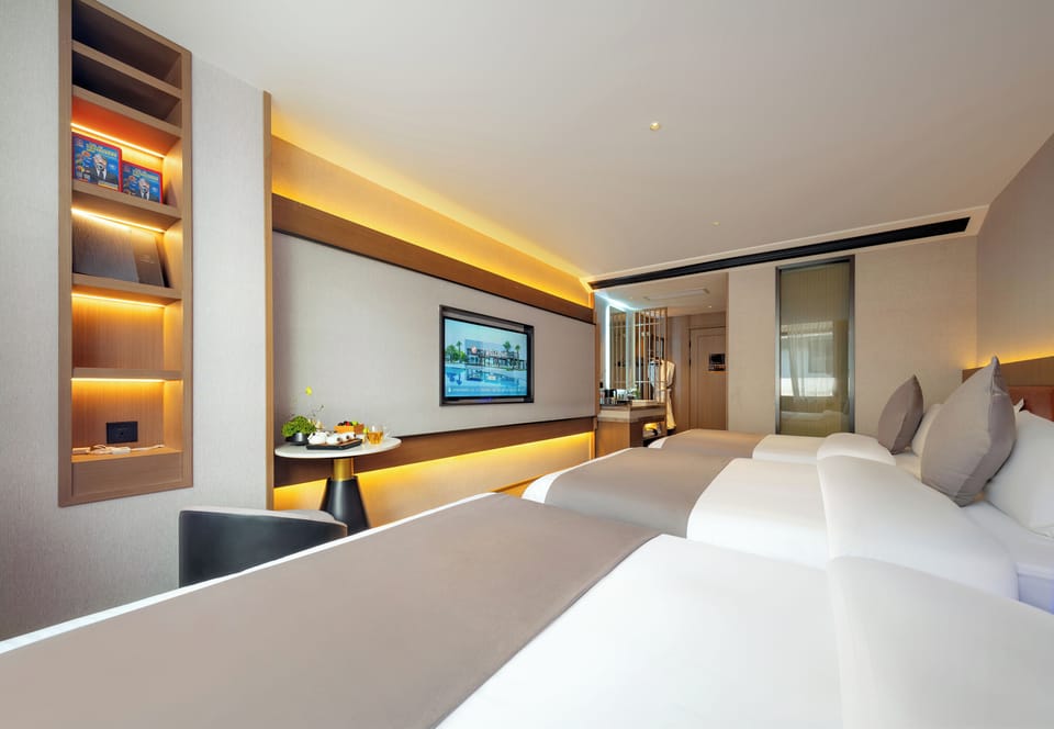 Comfort Triple Room | Desk, laptop workspace, blackout drapes, soundproofing