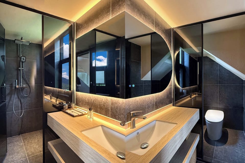 Senior Duplex, Hill View | Bathroom | Free toiletries, hair dryer, bathrobes, slippers