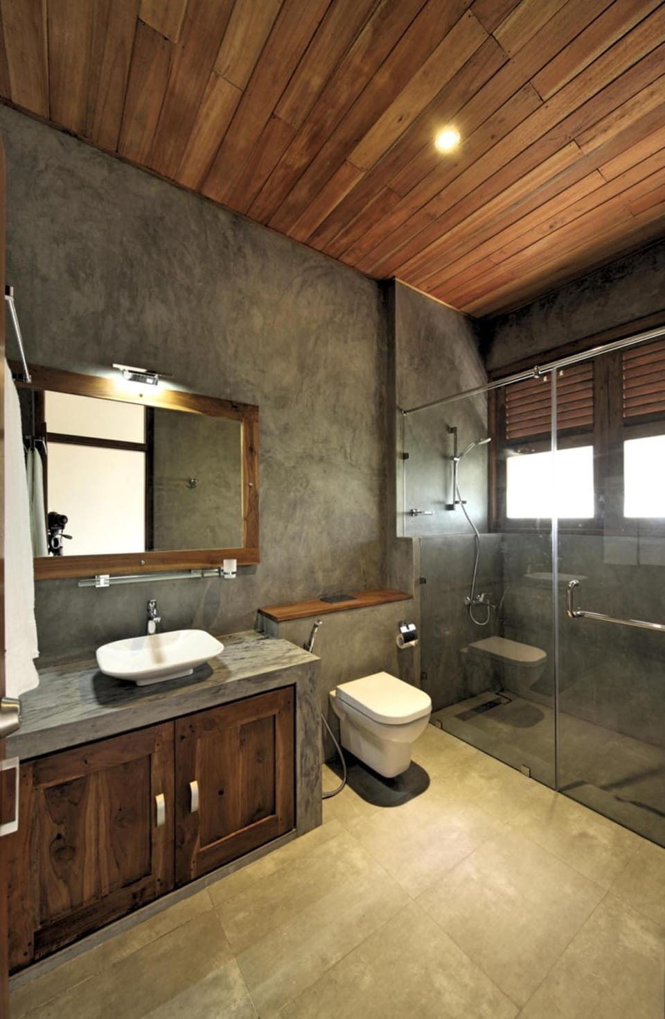 Shower, free toiletries, bidet, towels