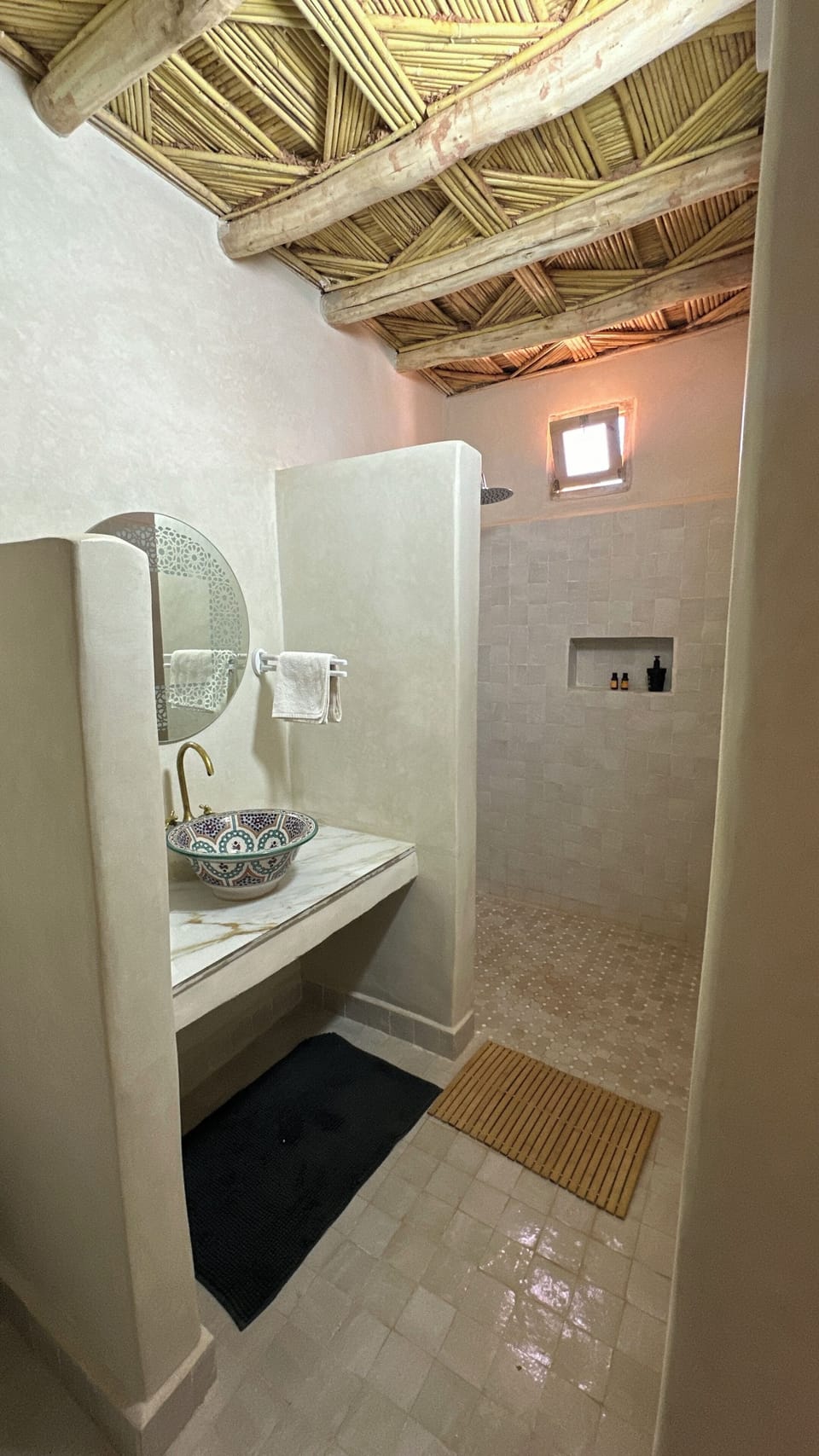 Executive Suite (Tafoukt) | Bathroom | Shower, free toiletries, hair dryer, towels