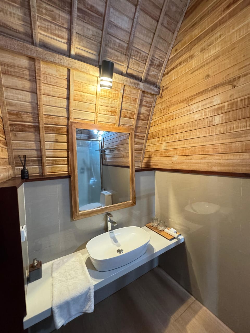 Deluxe Cabin, Balcony, Garden View | Bathroom | Shower, slippers, towels, soap