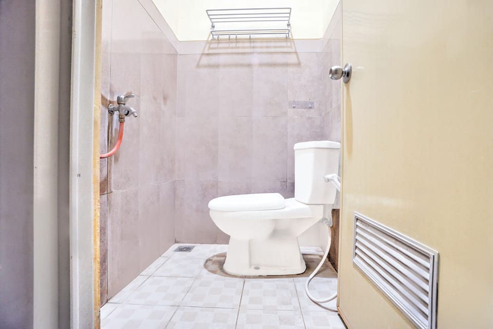 Standard Double Room | Bathroom | Shower, towels, soap, shampoo