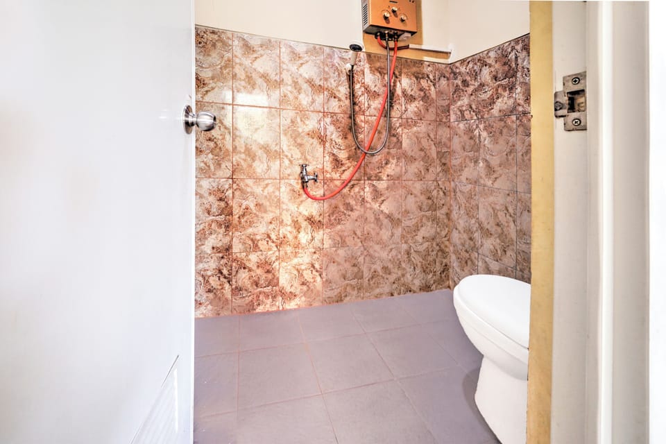 Standard Suite, 1 Double Bed | Bathroom | Shower, towels, soap, shampoo