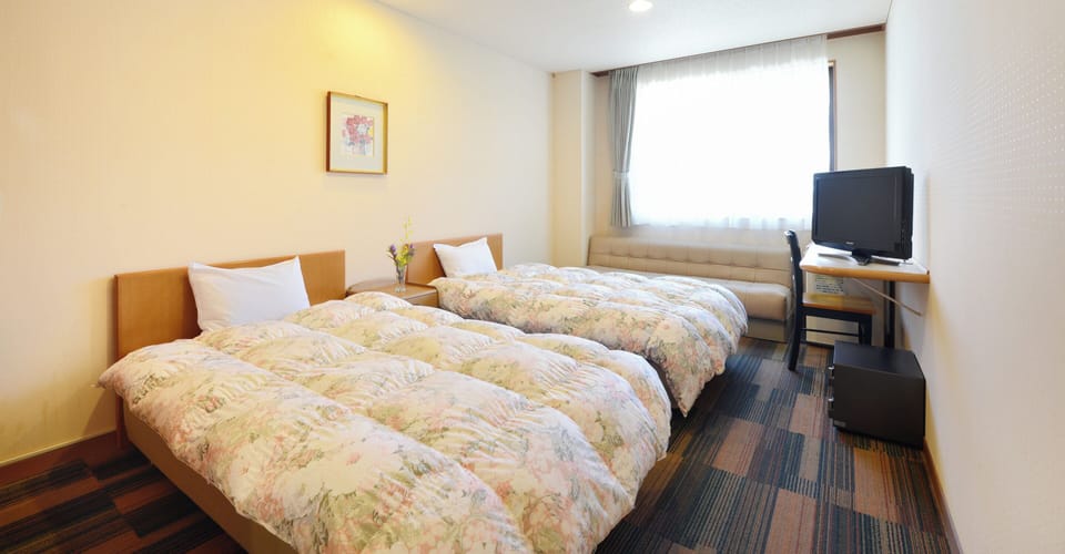 Twin Room, Non Smoking, Shared Bathroom | In-room safe, desk, free WiFi