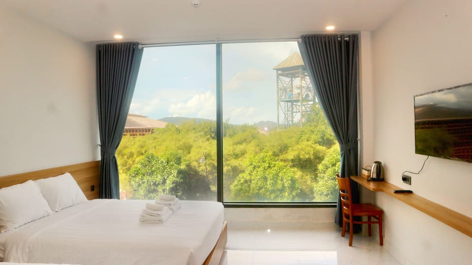 Deluxe Triple Room | Desk, soundproofing, free WiFi