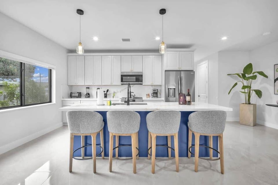 Enjoy a spacious, modern kitchen with a large island, plenty of storage, and all the appliances and cookware you need. Whether it’s a quick overnight stay or a longer visit, you can easily prepare any meal here.