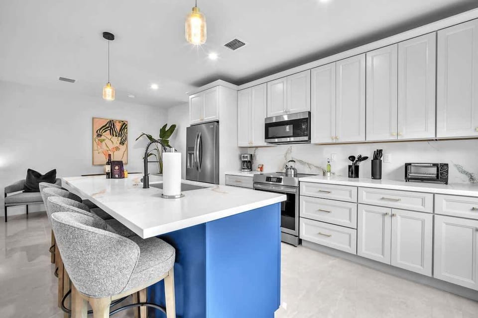 Enjoy a spacious, modern kitchen with a large island, plenty of storage, and all the appliances and cookware you need. Whether it’s a quick overnight stay or a longer visit, you can easily prepare any meal here.