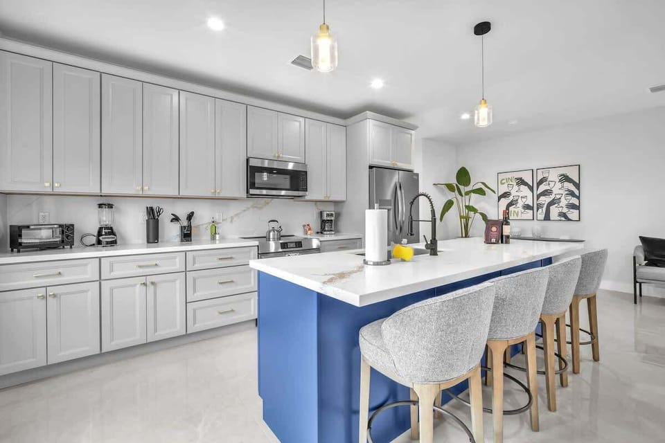 Enjoy a spacious, modern kitchen with a large island, plenty of storage, and all the appliances and cookware you need. Whether it’s a quick overnight stay or a longer visit, you can easily prepare any meal here.