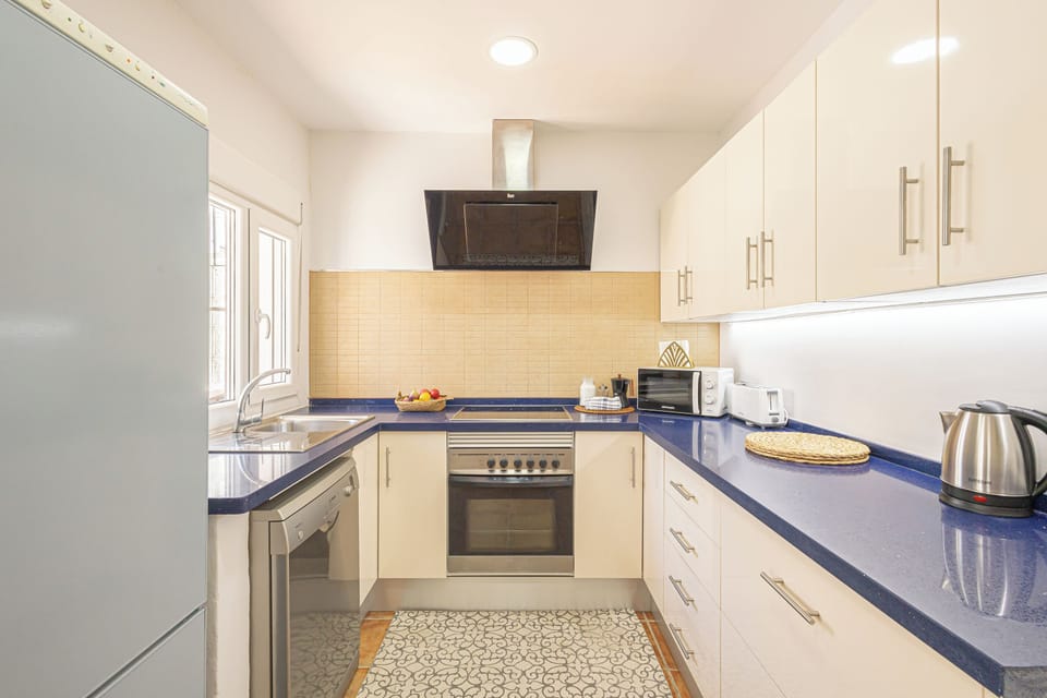 Honeymoon Townhome, Multiple Bedrooms, 2 Bathrooms (La Casita De Pueblo Andaluz) | Private kitchen | Fridge, microwave, oven, stovetop
