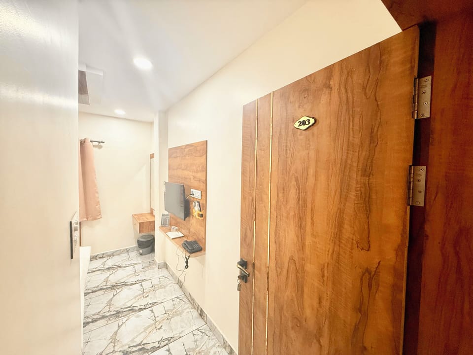 Premium bedding, desk, laptop workspace, WiFi (free)