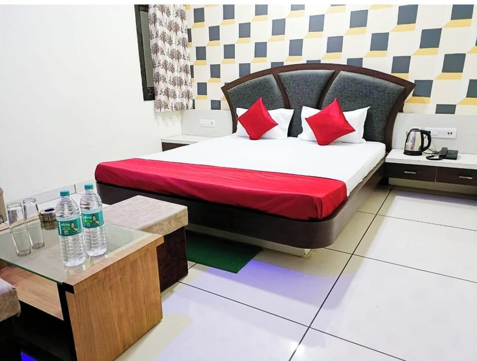 Desk, WiFi (free), bed sheets