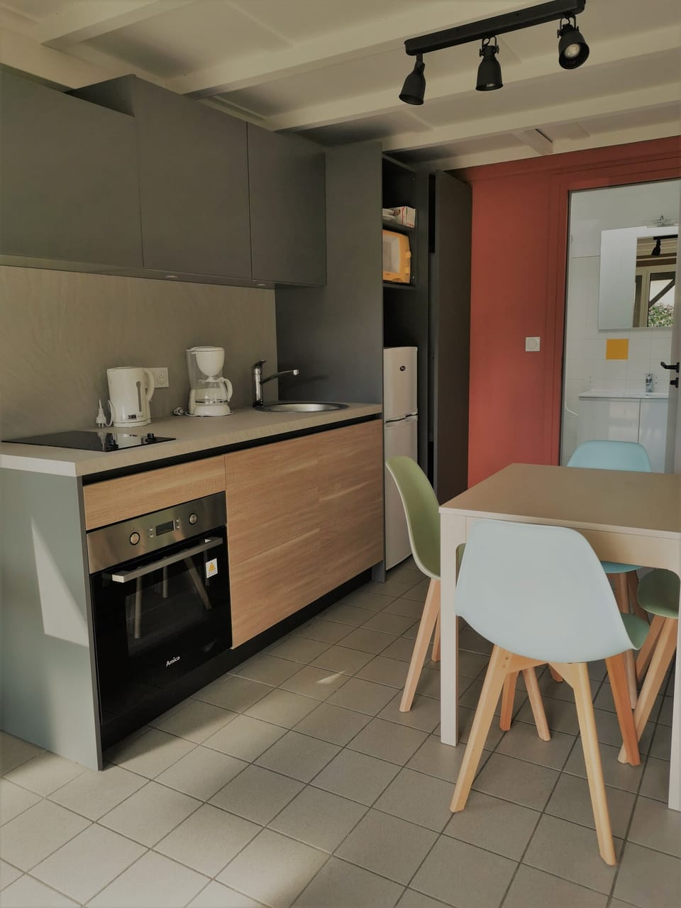 Bungalow | Private kitchenette | Electric kettle
