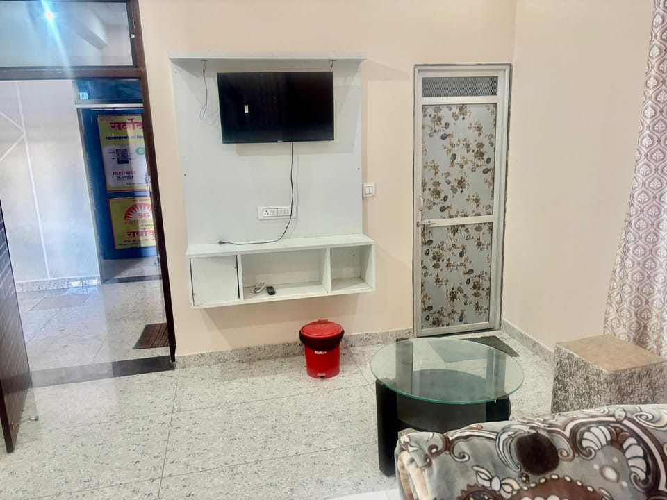 Rollaway beds (surcharge), WiFi (free), bed sheets