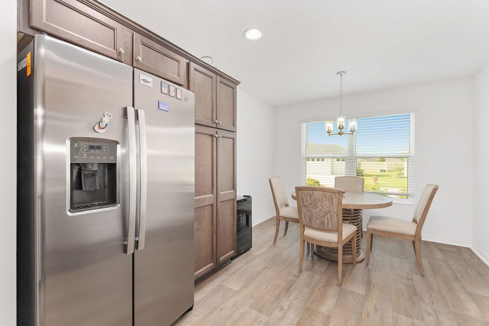 Water/Ice Dispenser on the Fridge and a Breakfast Nook for 4