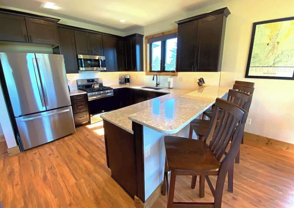 Granite counters, new appliances, and fully stocked