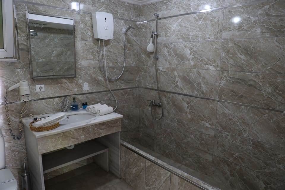 Classic Double Room | Bathroom | Towels, shampoo, toilet paper