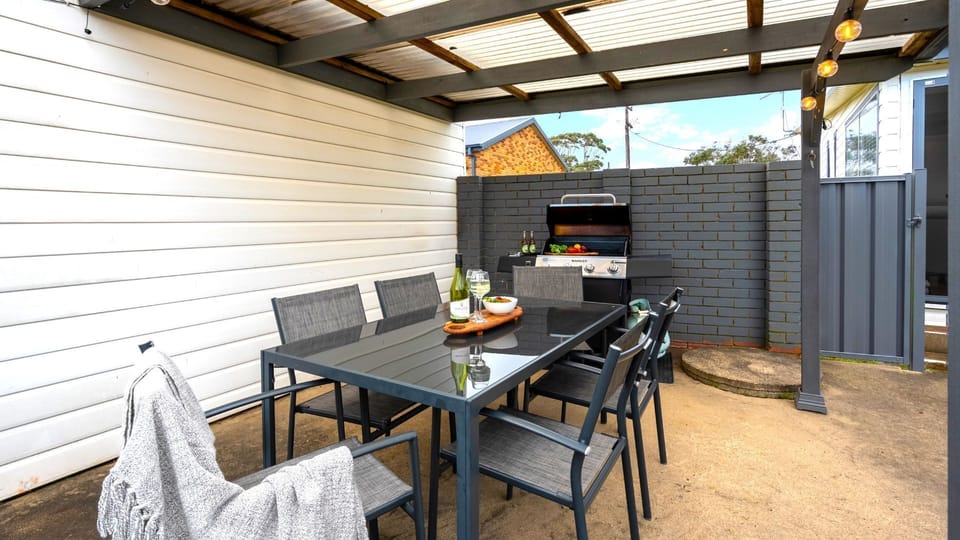 Sandy Paws | Al fresco dining | BBQ | 750m to local butchery