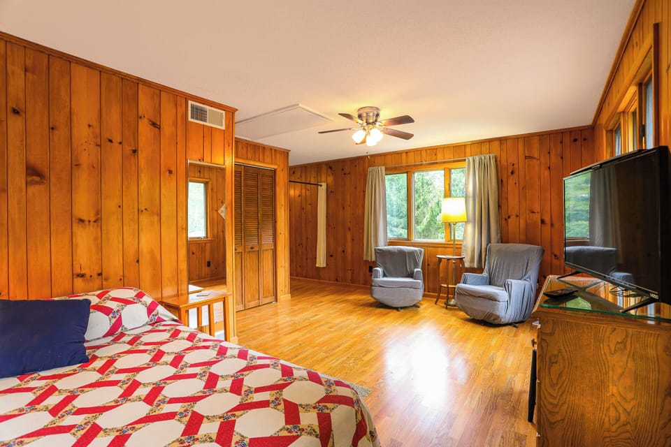 Wooded Retreat on 5 Acres: 6 Mi to Edinboro Lake! Cottage in Lake Erie