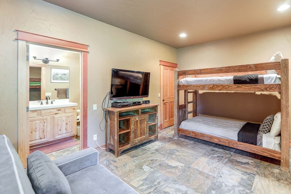 House (4 Bedrooms) | Interior