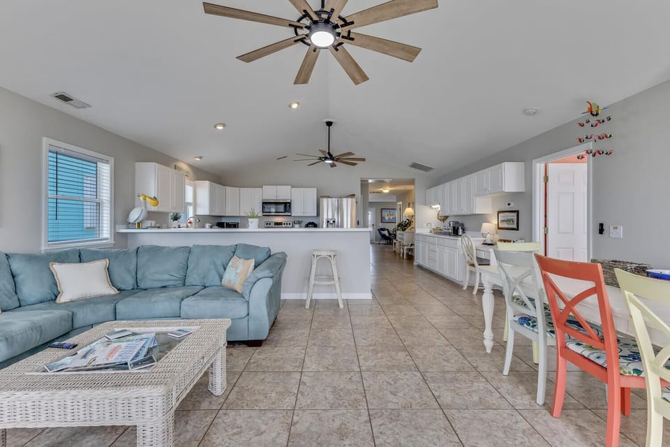 Grannys Place-Dining Area & Living Room