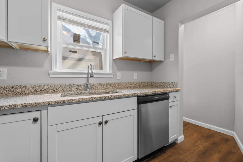 This kitchen is both charming and practical, with traditional touches like a farmhouse sink, shaker cabinets.