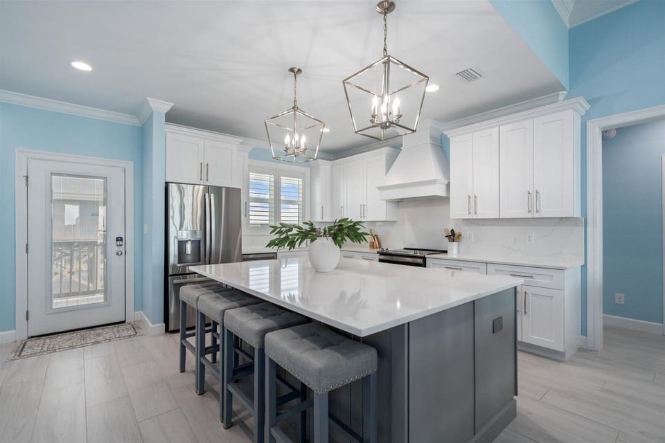 Sandarosa Kitchen Island with Dining Space