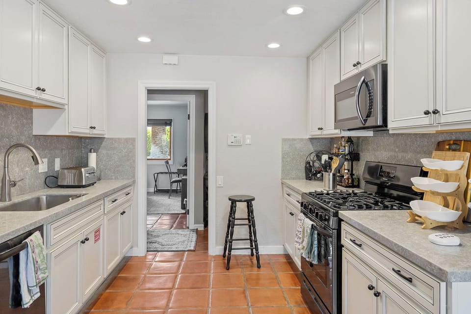 K0065 - Side vide of Kitchen to Bedroom