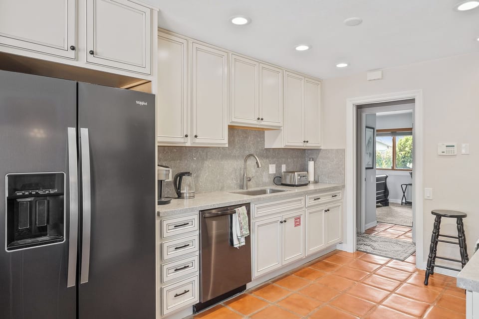 K0065 - Side view of Kitchen