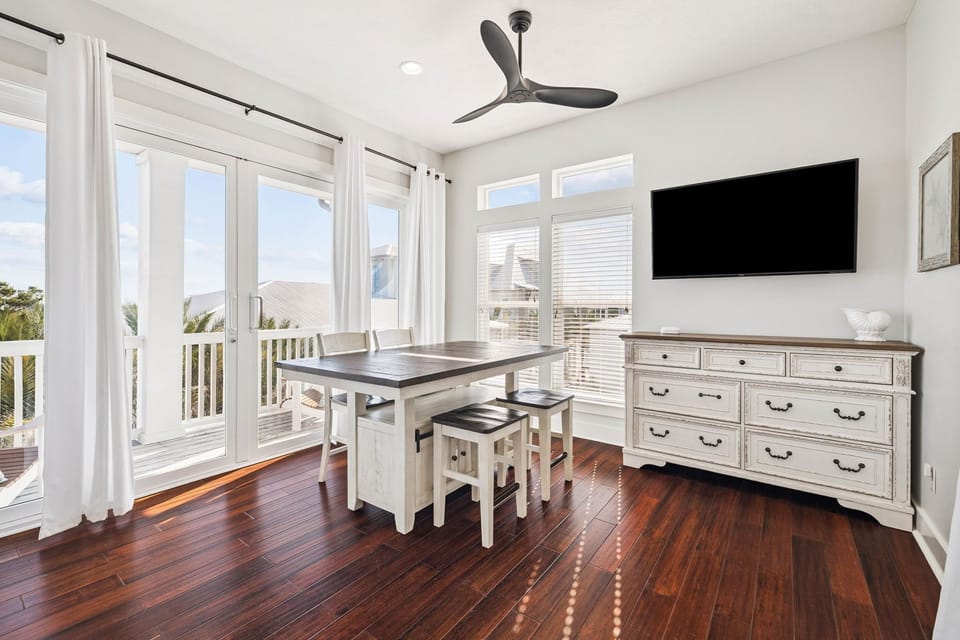 Enjoy a Flat-Screen TV & Game Table - Perfect for Gathering!